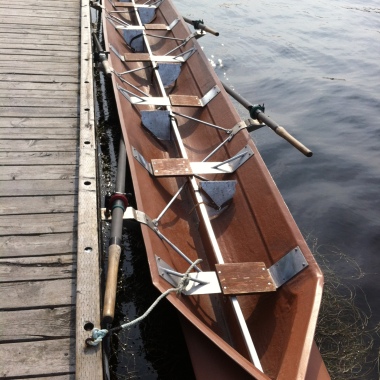 Fixed seat rowing boat